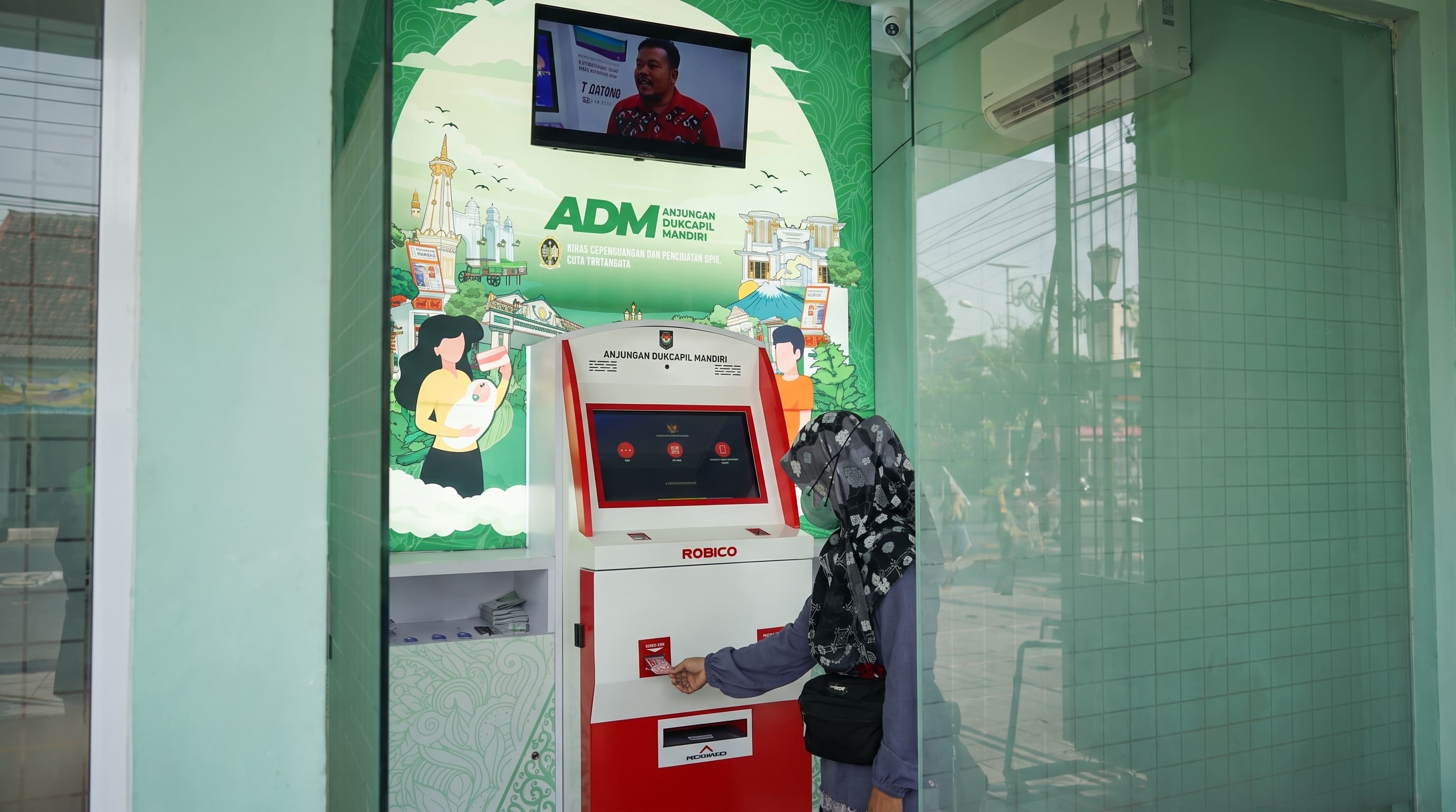 Yogyakarta Tingkatkan Layanan di MPP dengan Anjungan Dukcapil Mandiri Generasi 3 dari ROBICO